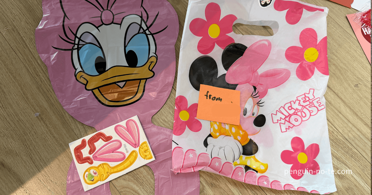 カードとちょっとしたおもちゃ